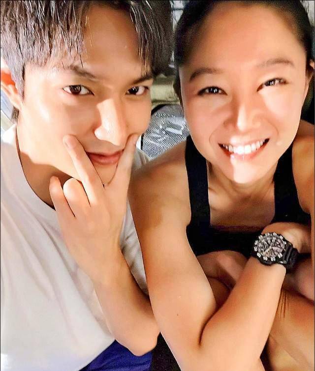 孔晓振秀美背公开婚礼细节,晒小10岁丈夫帅照,甜称我的天使_孔孝真