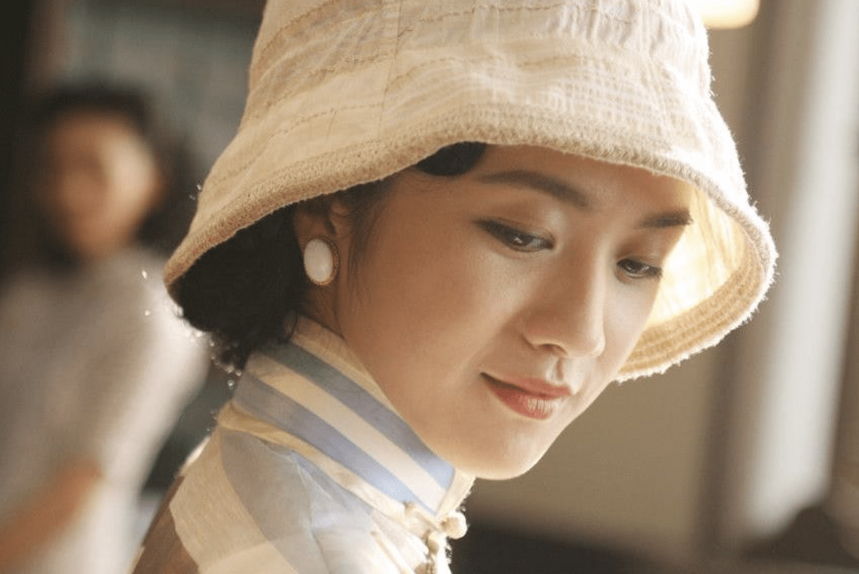 看上去一身书卷气的汤唯,狠起来竟能横扫韩国影坛,拿奖拿到手软_李安