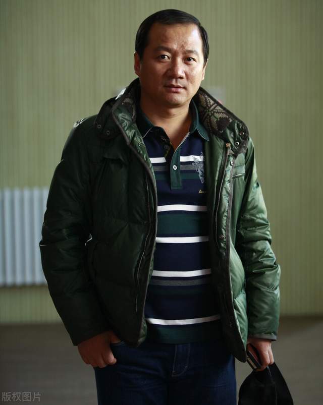 唐鉴军的负心情史,与原配离婚娶搭档,53岁和小美女牵手再起风波_孙