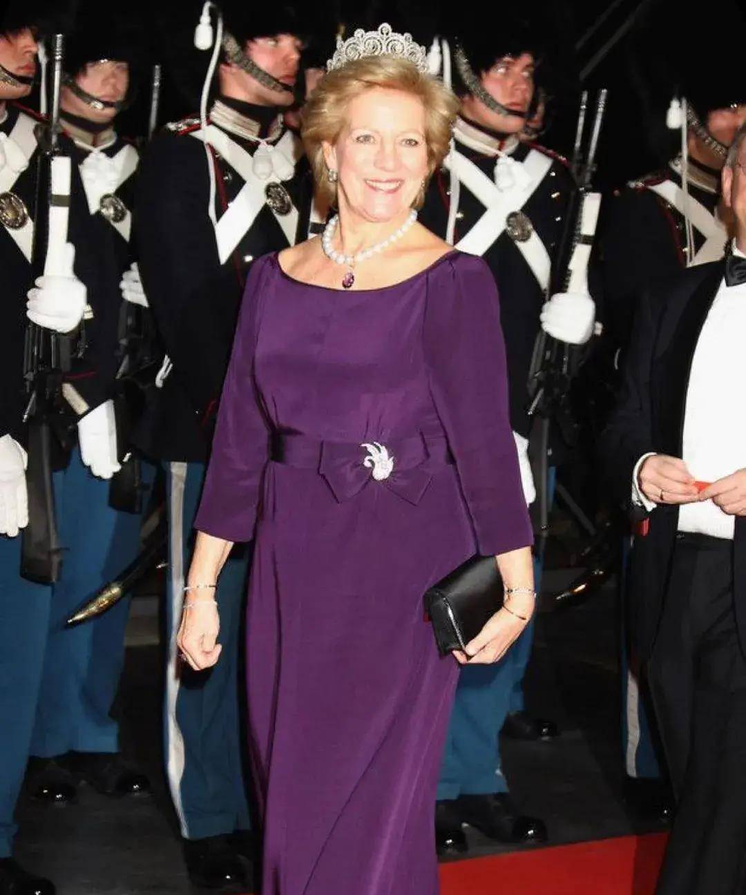 21岁逃亡半生流离,成为末代王后,却拥有童话般爱情_安妮玛丽_康斯坦丁