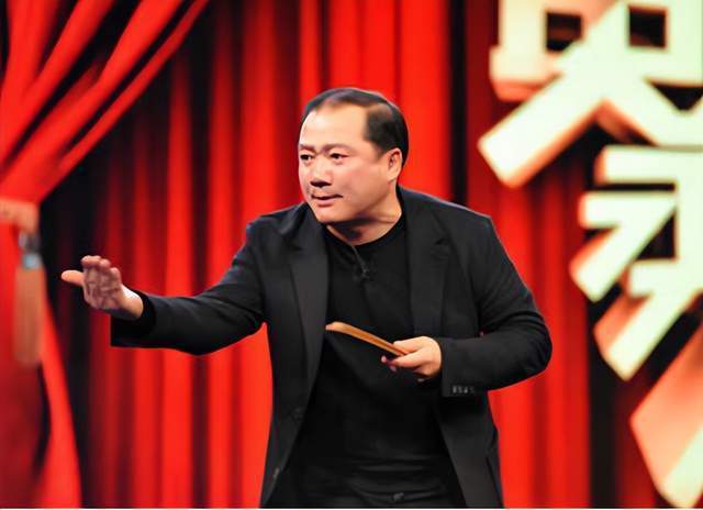 唐鉴军的负心情史,与原配离婚娶搭档,53岁和小美女牵手再起风波_孙