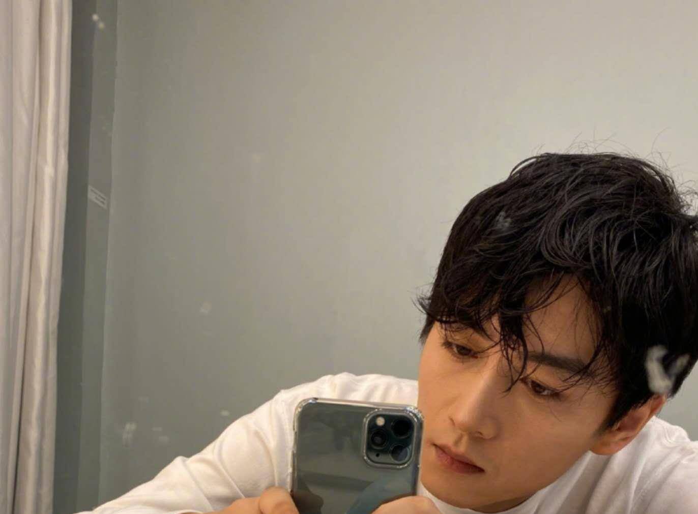 曾经爆火的小鲜肉陈晓最新自拍!