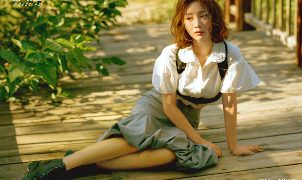 柳岩留短发差点认不出,穿萝莉裙跪坐在地上,40岁美成韩系学姐_造型