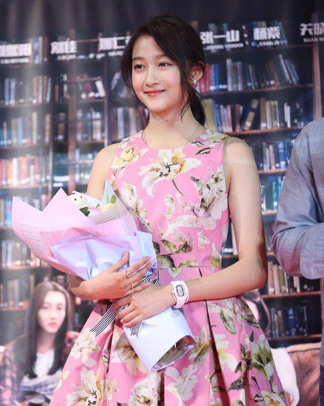 23岁的关晓彤生日玩蹦迪,她终于放弃了乖乖女人设_网友_视频_闺女