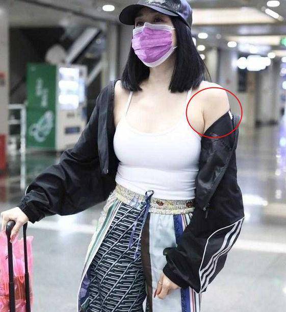 49岁钟丽缇不服老,穿吊带走机场,衣服太紧勒出赘肉,场面辣眼睛