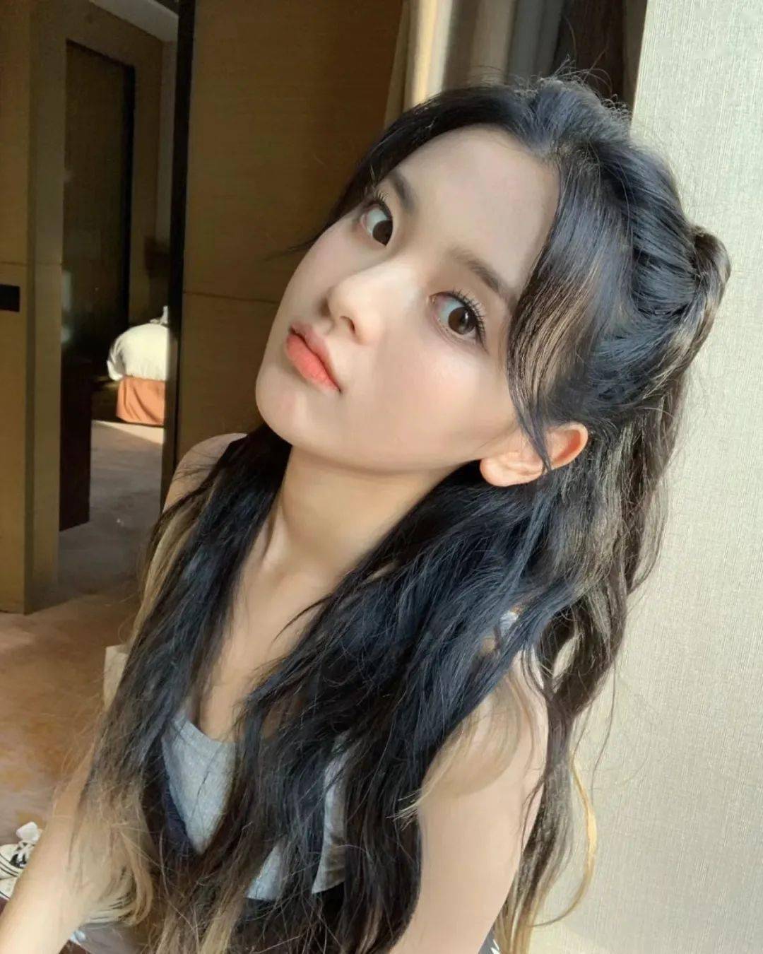 头上的一撮胎毛刘海成了女明星标配.