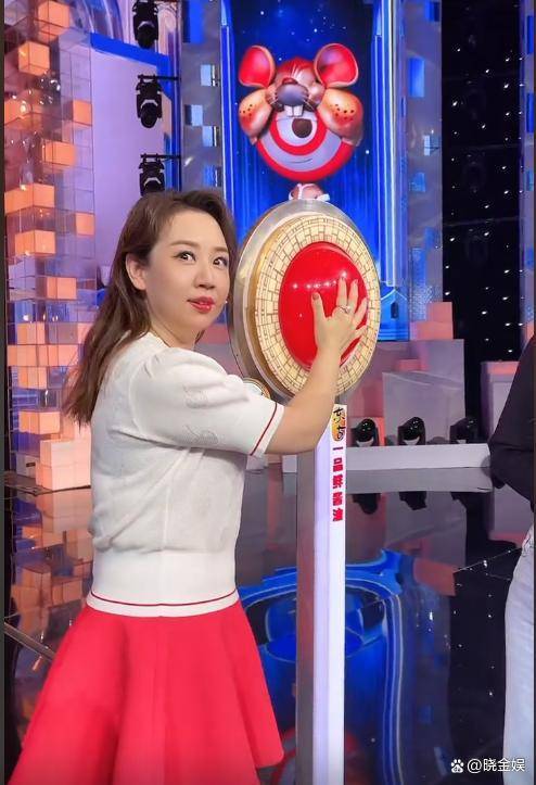 关凌:一边参演《开门大吉》,一边在央视伙房就餐盒饭有北京烤鸭_节目