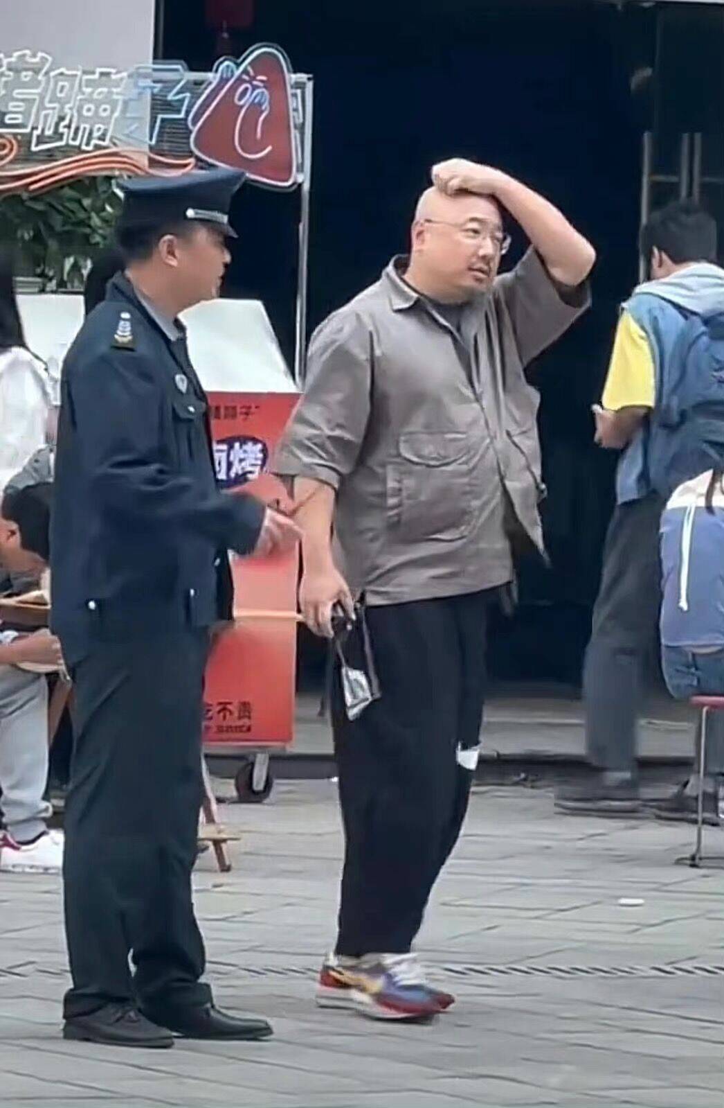 太可爱了,徐峥片场近照曝光,中年发福的油腻大叔娱乐圈还真不少_周董