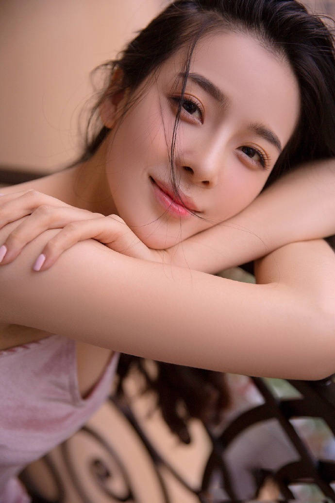 时尚博主分享赵樱子写真,穿粉红色丝绒吊带裙,妩媚性感体现出来_爱情