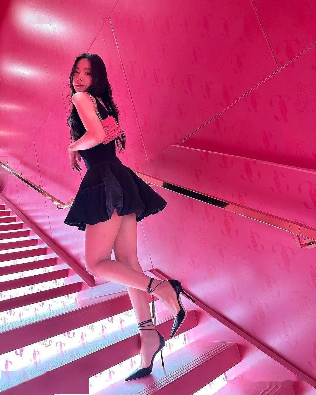 黑色迷你短裙,高跟鞋时尚秀出筷子腿_网友_apink_演技