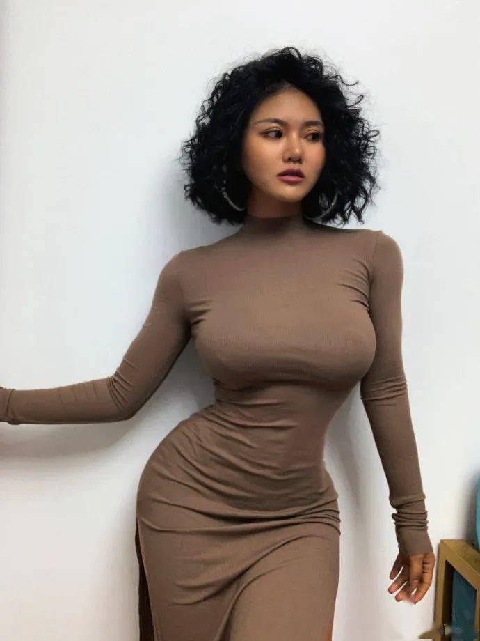 d杯西湖"卡戴珊",两年7次比基尼冠军,火辣身材太可了!_健身_运动_张垚