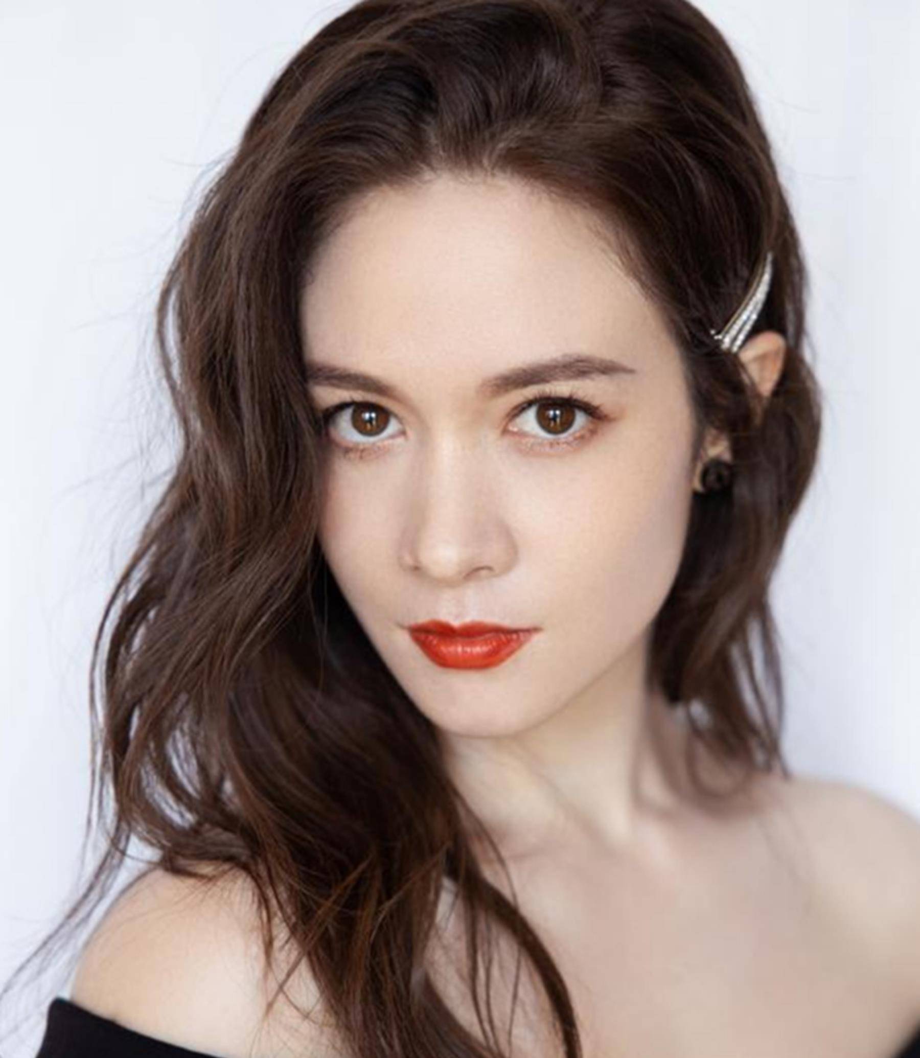 经纪人抬高片酬报价,她错过《战狼2》,今靠《八佰》成功翻身_徐嘉雯