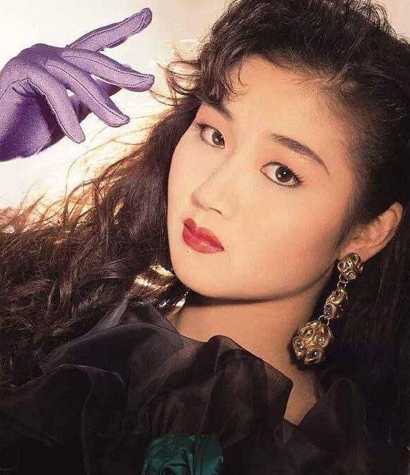 万绮雯:香港美腿王,甄子丹曾为她分手,今50岁美得像19岁_电视剧_成为