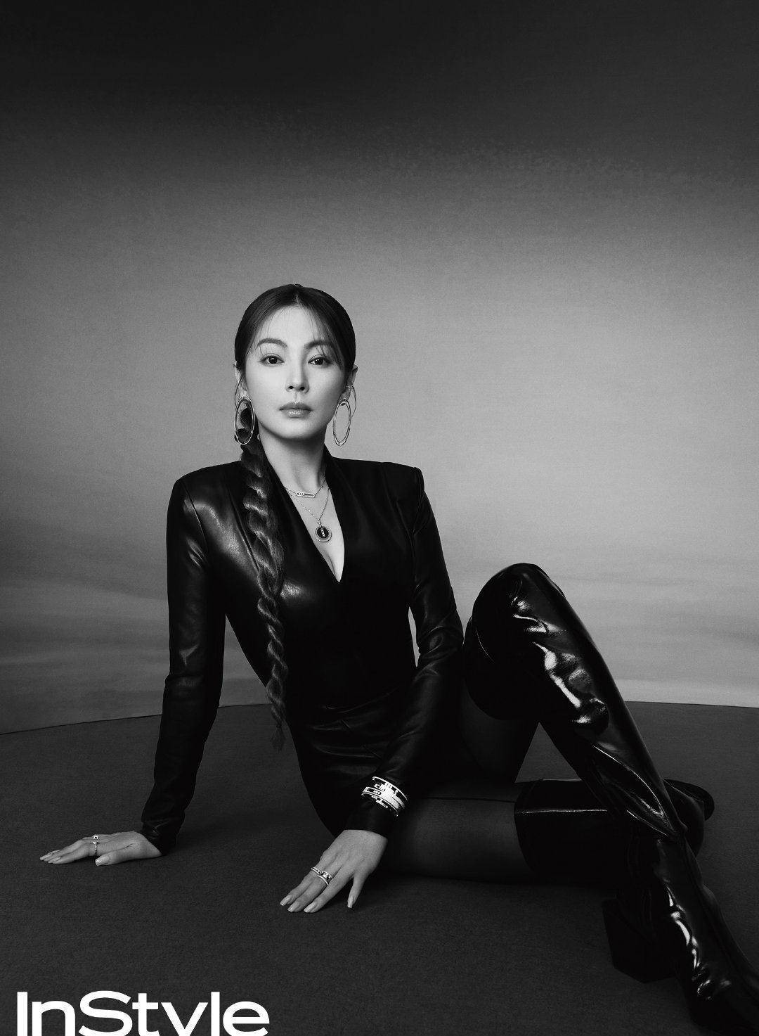 下面这身搭配里,张雨绮穿了一身黑色皮质的造型,时尚的黑色皮质紧身