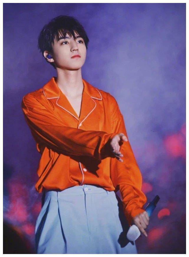 这一张王俊凯身上穿着橙色睡衣风格的上衣,宽松的风格很好地展现了小