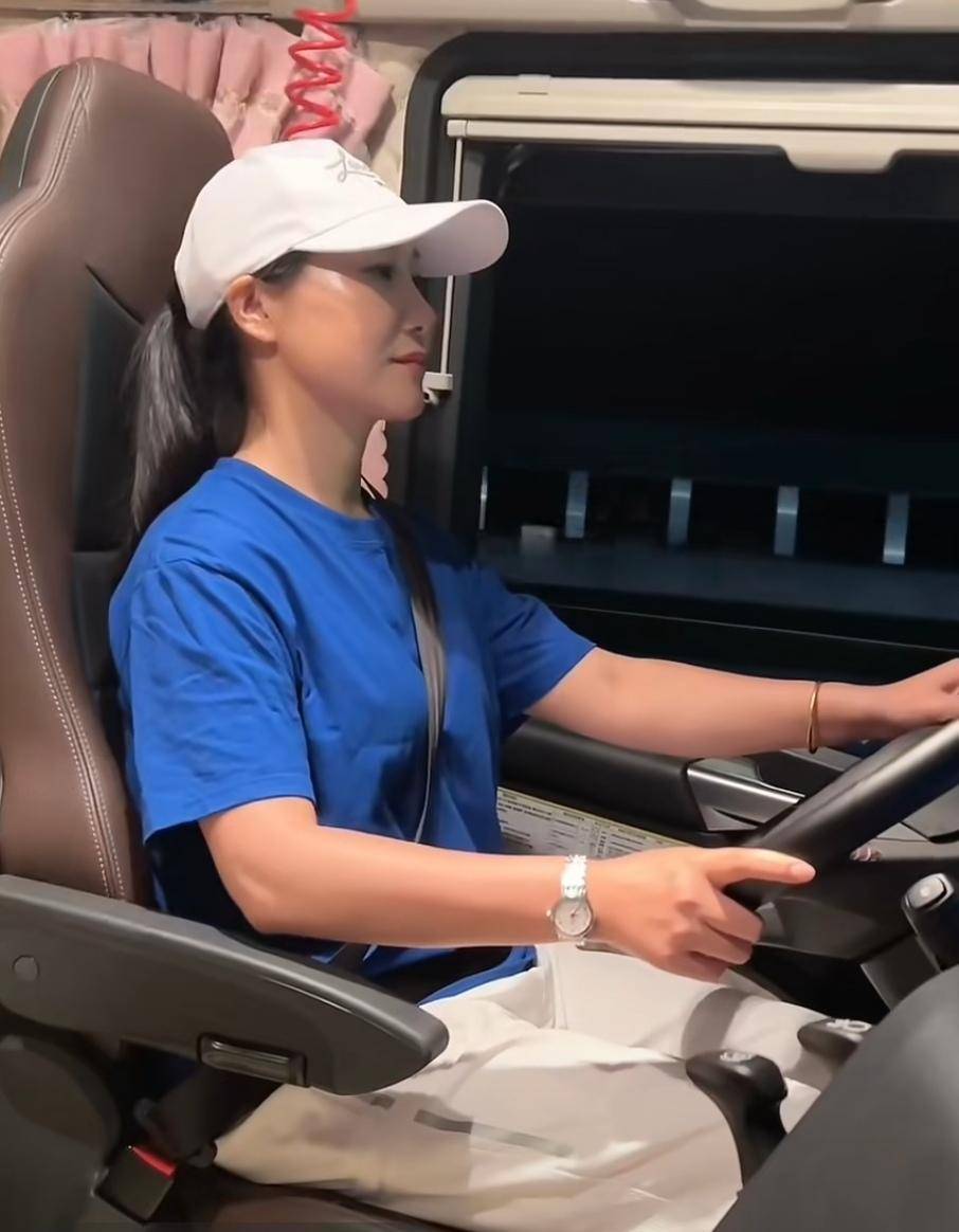 开货车22年,全网粉丝400万 ,她如何从农村姑娘变成"卡车女神"?