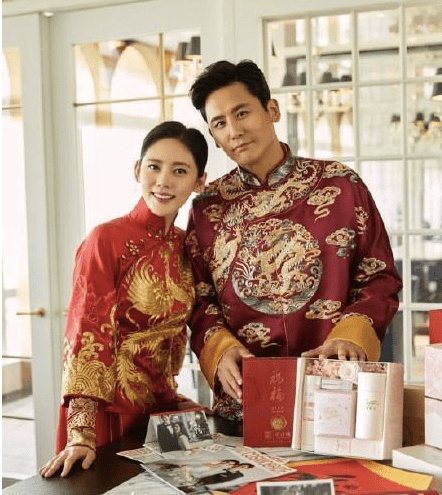 秋瓷炫穿中式婚纱端庄大气,于晓光和老婆拆礼物,笑得合不拢嘴_中国