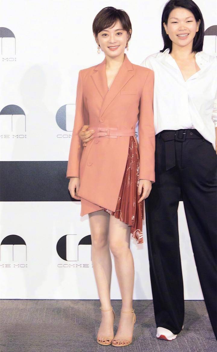 被孙俪美到了,"珊瑚粉色"西装裙 高跟鞋的搭配轻熟还很有气质,美到了