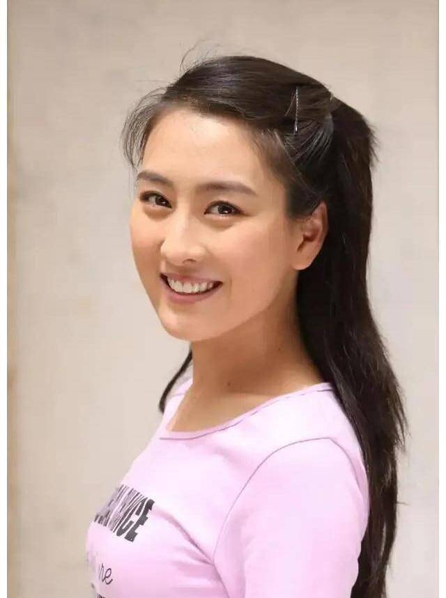 马苏会跳舞,演技也十分的好,所有人都认为她是靠实力吃饭的.