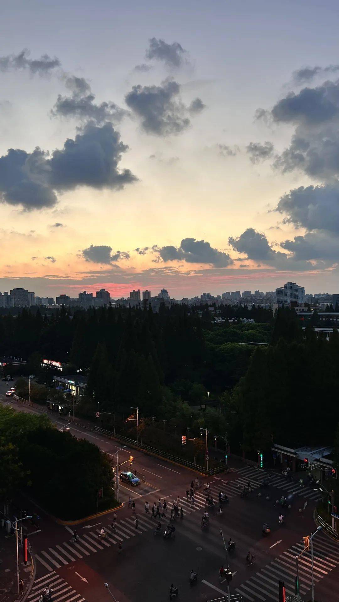 2022/8/122022/8/102022/8/7暮光四溢,渐晚渐浓晚风轻踩云朵2022/7