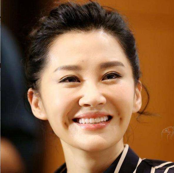 在早期,有网友在飞机上偶遇女神许晴,并且还晒出了一张许晴素颜吃泡面