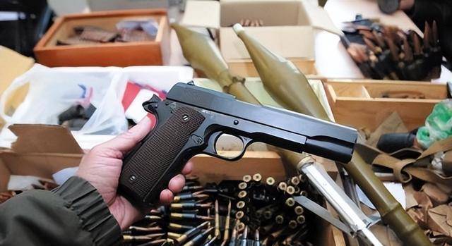 这时候邹华荣伸手要去夺李俊身上的枪支,李俊说"怎么,你还要拿枪不成?