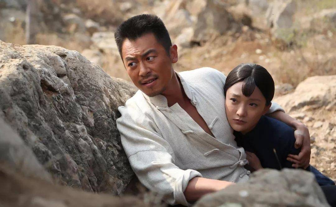 这是一部让许许多多打工人感动的都市情感剧,讲述了隐婚夫妻赵小亮与