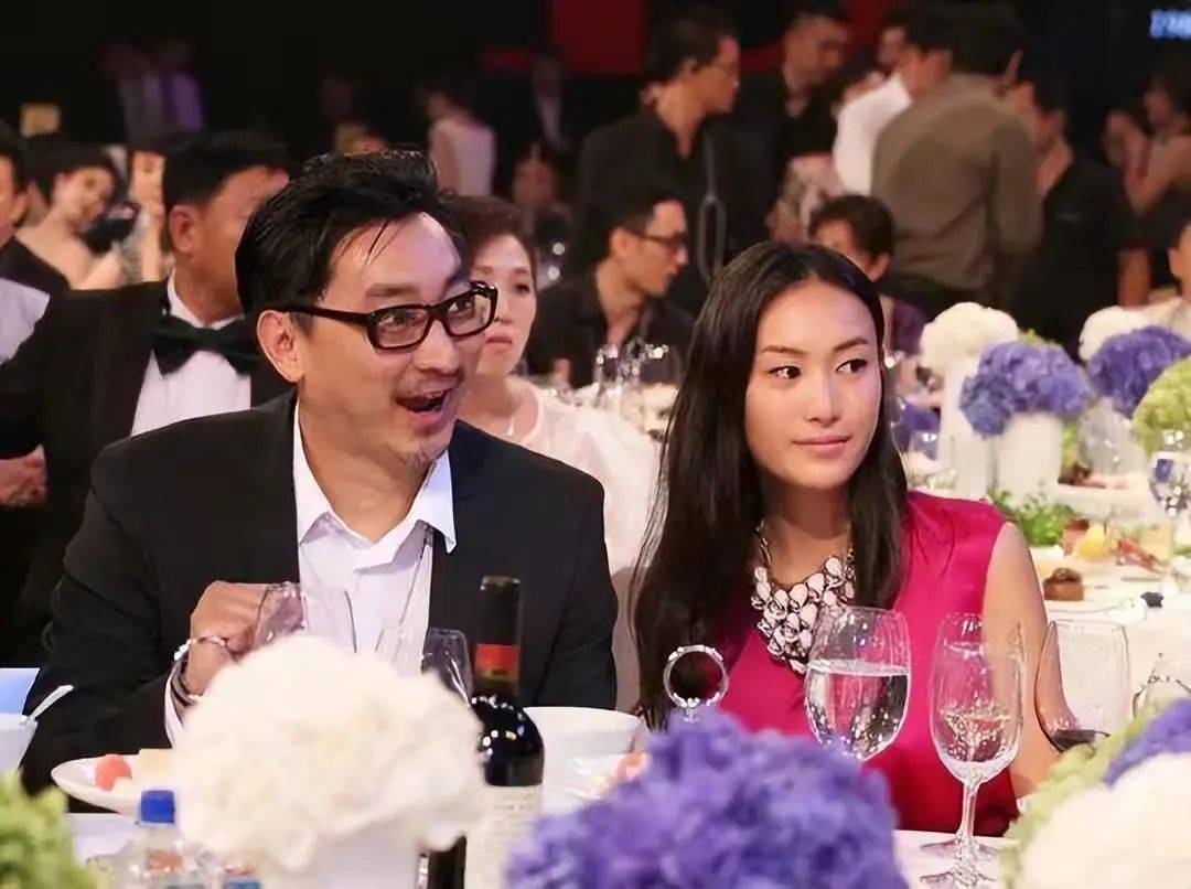 秦舒培前夫罕晒照,与马伊琍周蕾聚餐,左拥右抱羡煞旁人_赵磊_生活