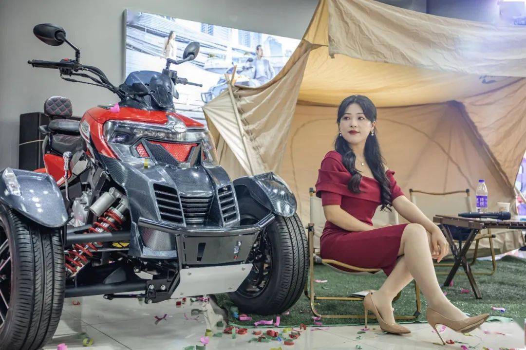 发布会选择了室内发布的方式,乐队,甜品,美女,似乎这些就是吉铭坦途tt