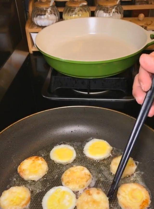 形似金钱，外白内黄，可所谓穿金又戴银，地道湖南美食金钱蛋