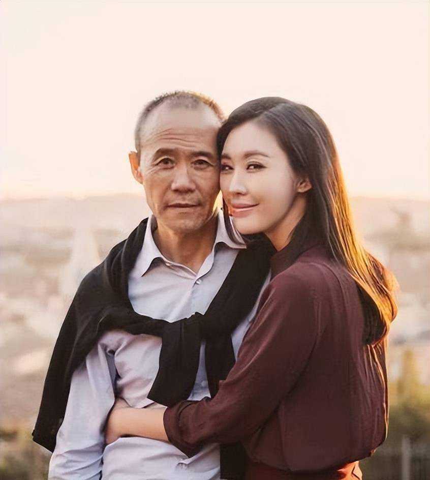 王石与娇妻田朴珺罕见同框,女方拿剪刀给老公整理仪容,尽显恩爱_运动_