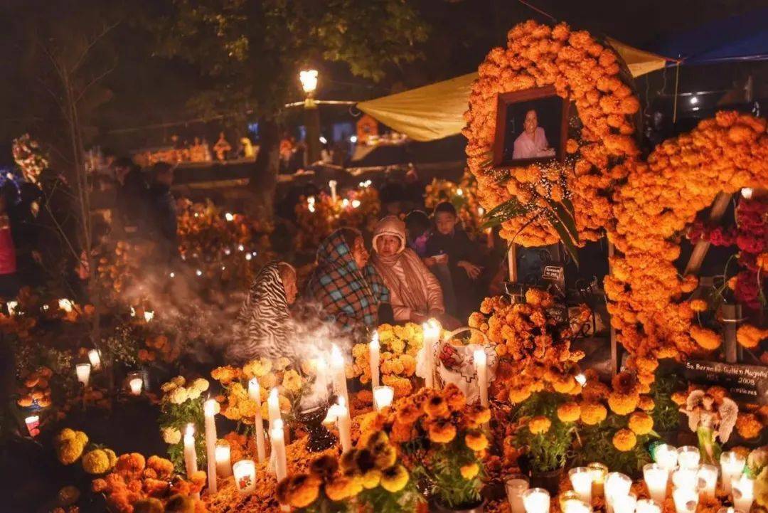 墨西哥这个热情的国度,亡灵节也是色彩缤纷的,他们用"万寿菊"和各式花