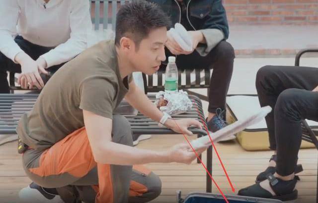 撒贝宁看小尼的行李箱,当他拿出一本书,看清书名,佩服了_节目_时候