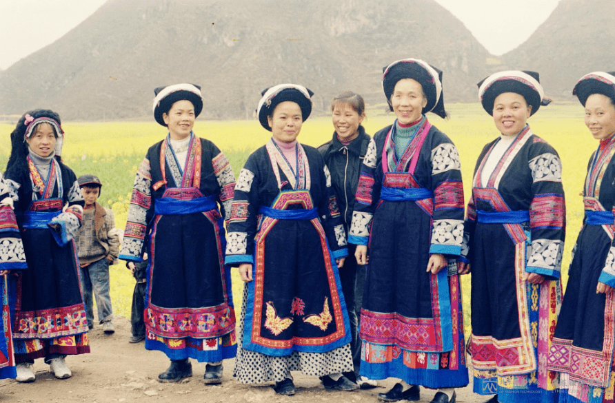 贵州安顺布依族服装图片