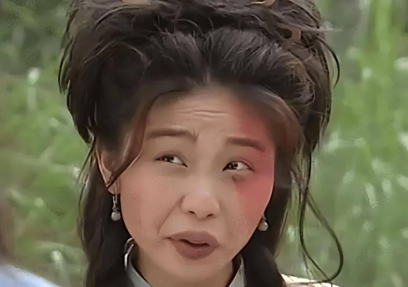 胎记,总是流露出贪婪和不甘的眼神,让观众给她贴上了"tvb丑女"的标签