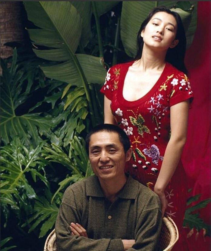 她有一个男朋友叫杨建新,他吃醋不让巩俐出演这个角色,甚至还去剧组大