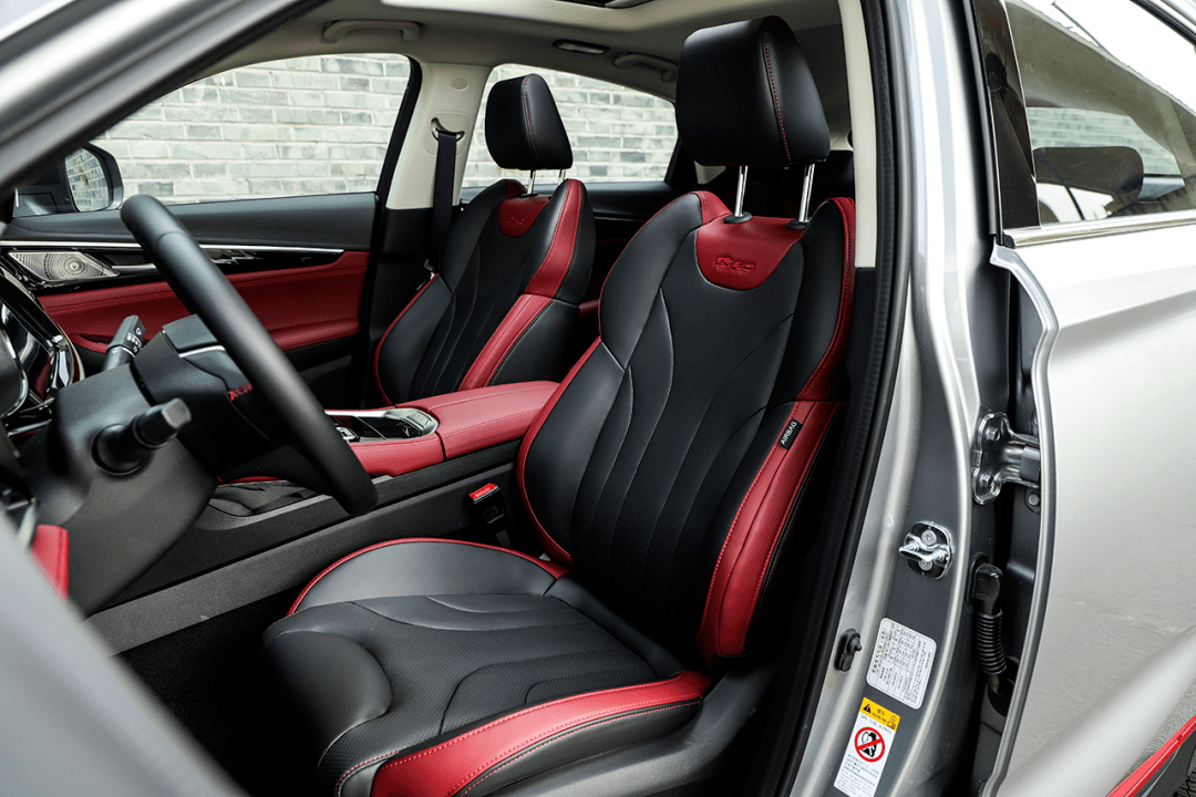 黑/红配色很讨喜