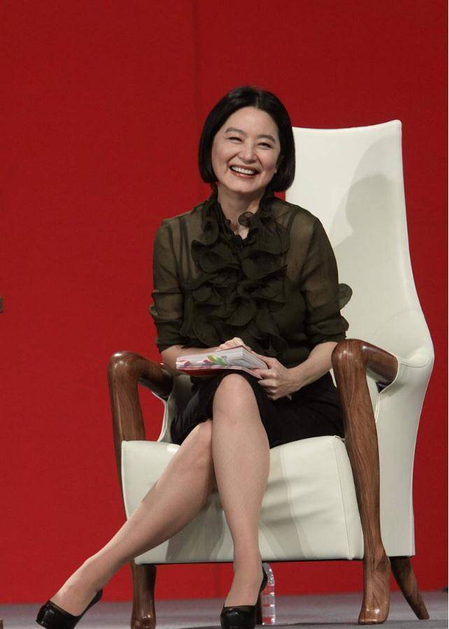 林青霞长相真实,上了年纪的脸依旧有美人底子,穿身黑色好高级_时尚