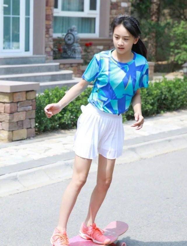 不敢认是田亮女儿,才11岁就懂得穿半腿袜,凹出的鲶鱼腿太长_运动_白色