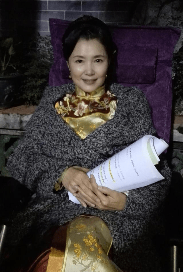 而且即使是現在,67歲之後,姜黎黎依然美麗優雅,讓人一看到她就想起