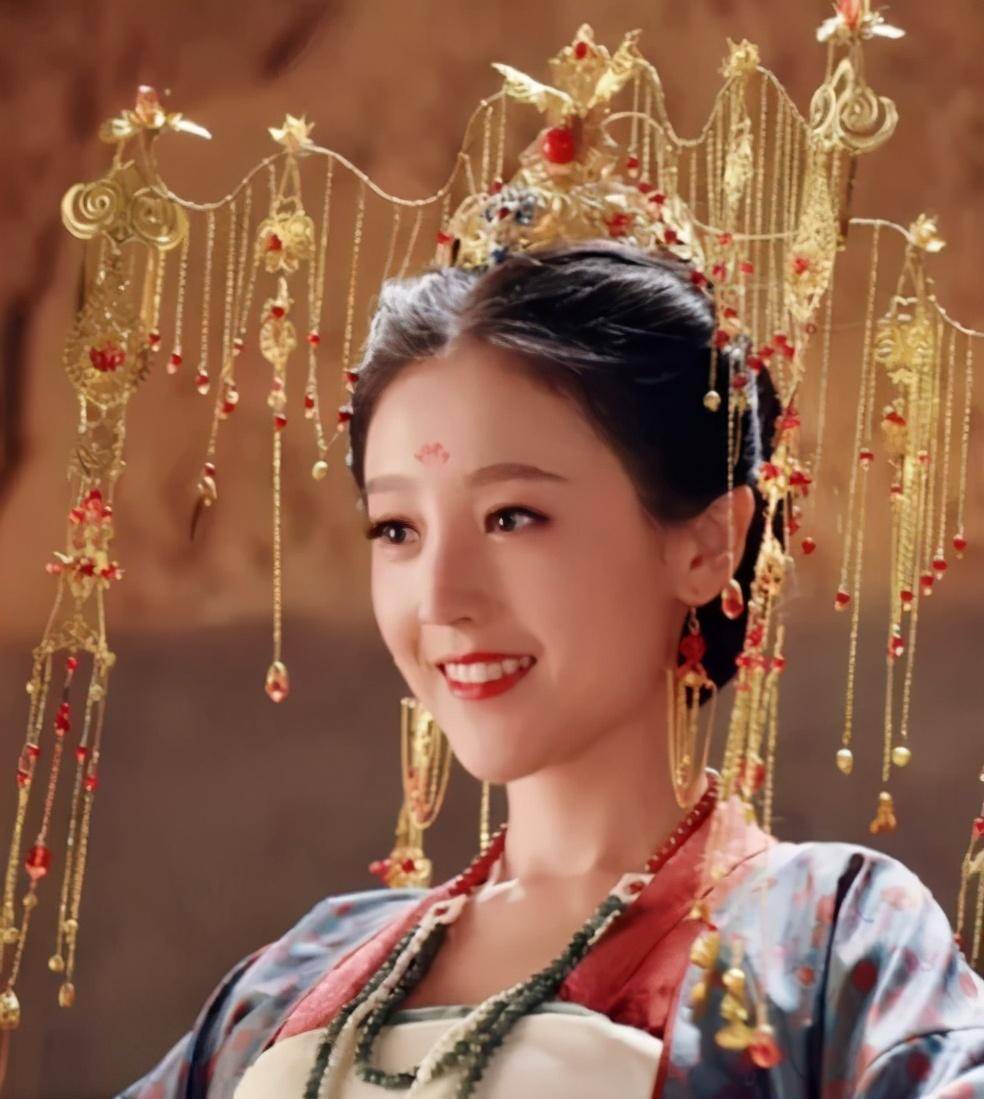 何花在《灵魂摆渡黄泉》中饰演孟婆三七,三七因为缺少了魂魄,而变得