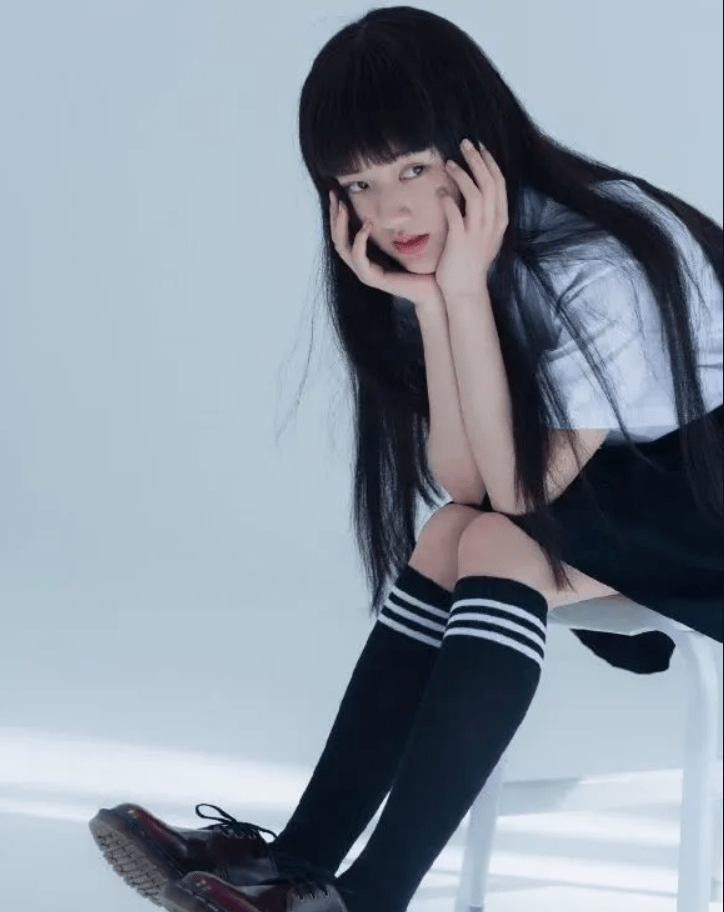 赵露思原来才是名不虚传的腿精,当她穿上"少女袜",这腿怕是被天使吻过