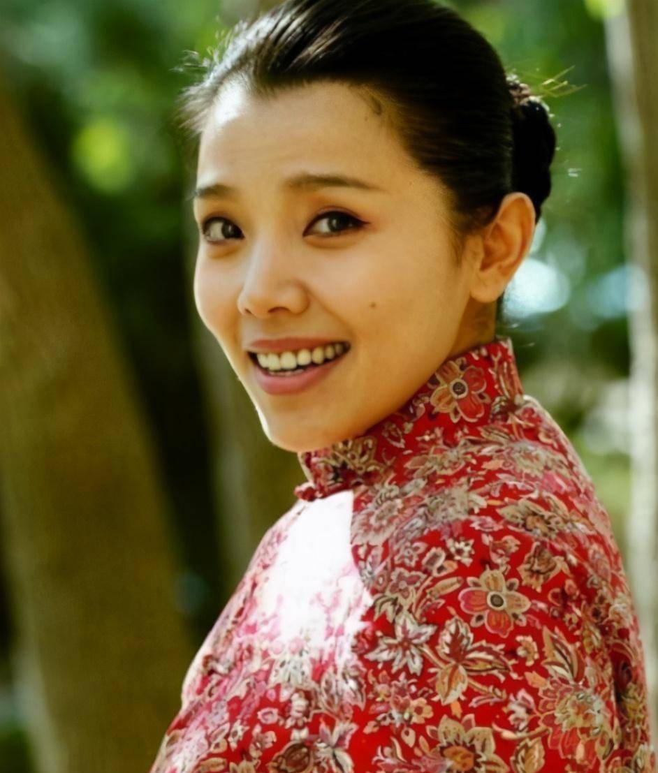 她是痴情"丽嫔",丧夫后守寡6年仍戴婚戒,今44岁成这模样_李佳璇_生活