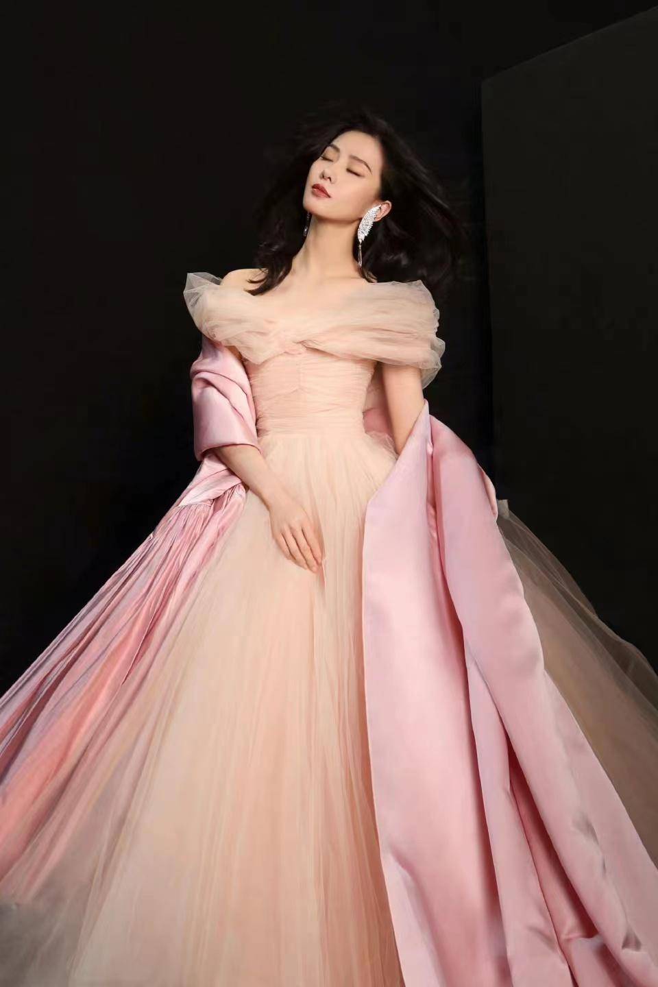 刘诗诗晒粉色长裙随拍,少女气质一如往日,得妻如此,夫复何求_任如意