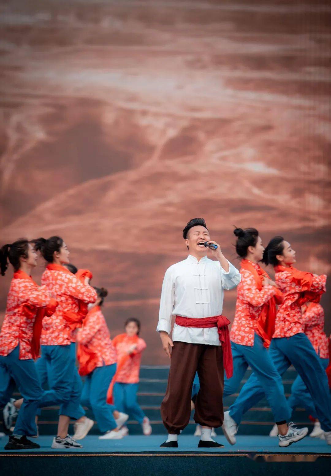 每天一歌||陕西十大陕北民歌手王志行演唱《东方红》太好听了!