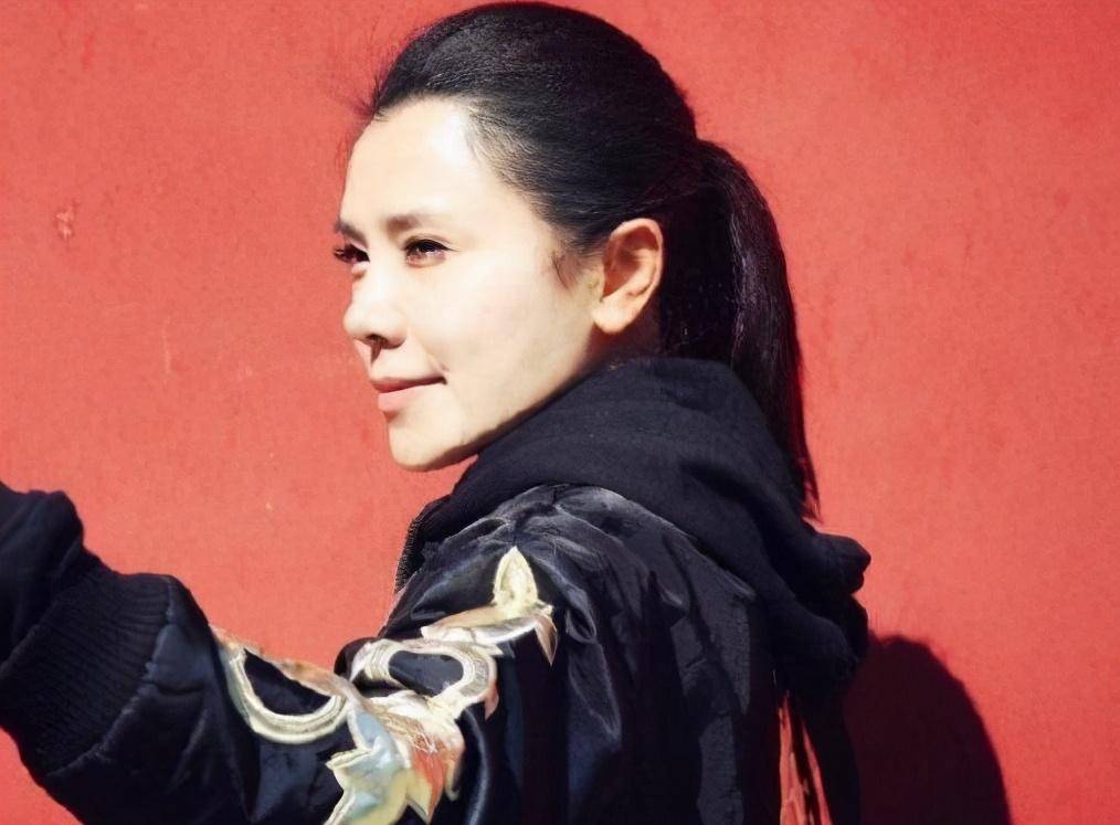 她是痴情"丽嫔",丧夫后守寡6年仍戴婚戒,今44岁成这模样_李佳璇_生活