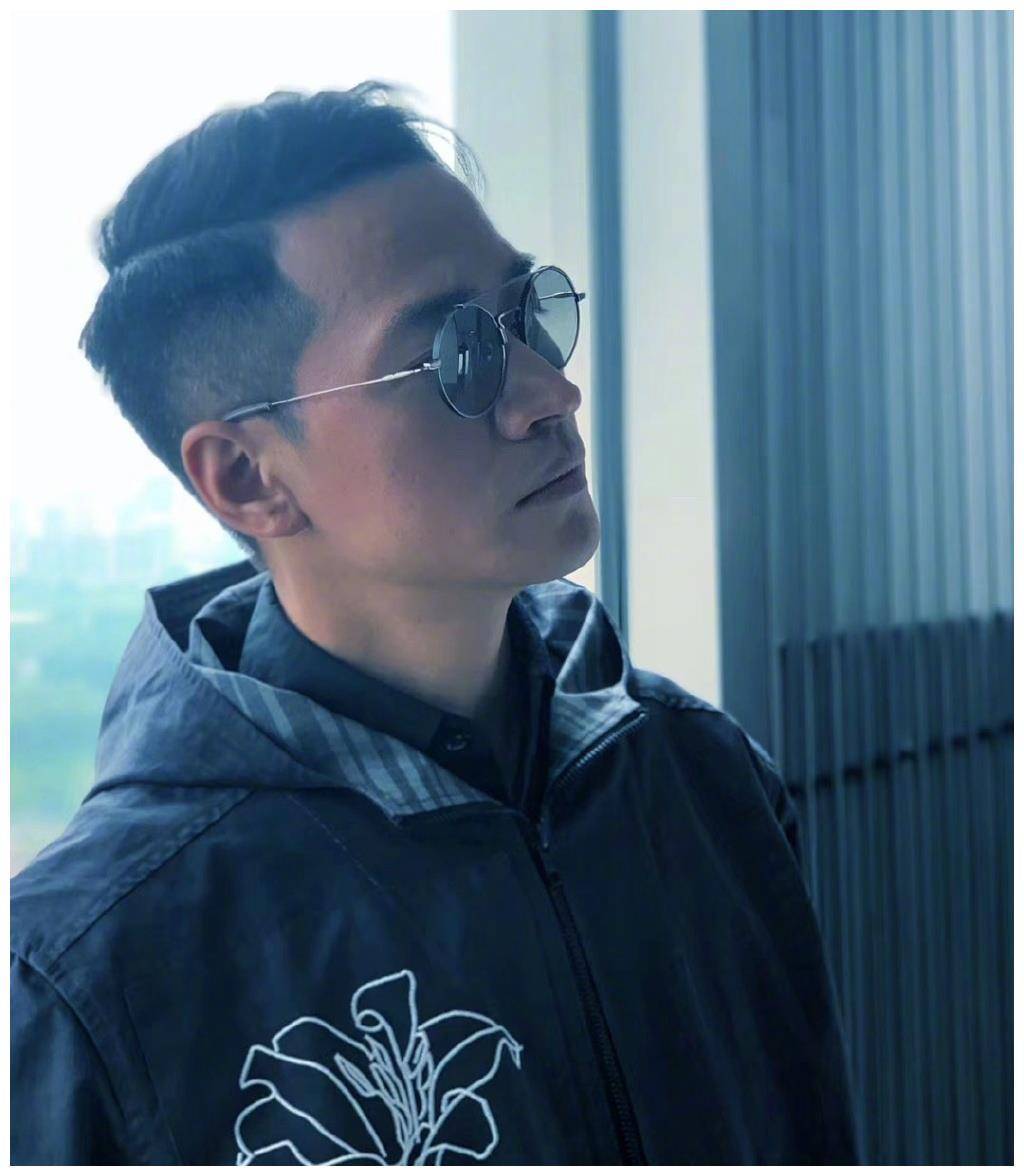 "四爷"何晟铭留胡子了!