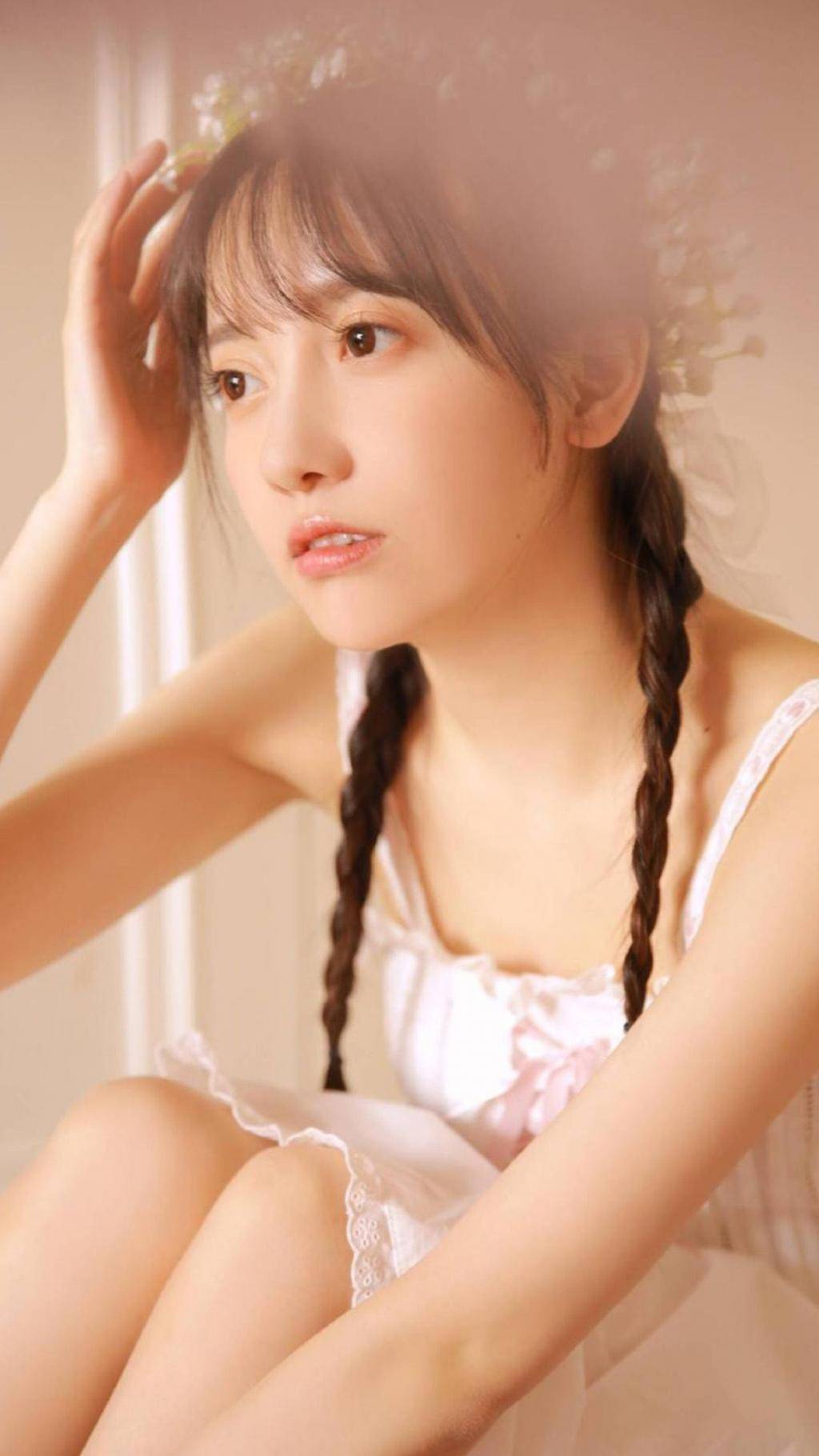 大眼美女白色吊带裙麻花辫私房纯情写真手机壁纸