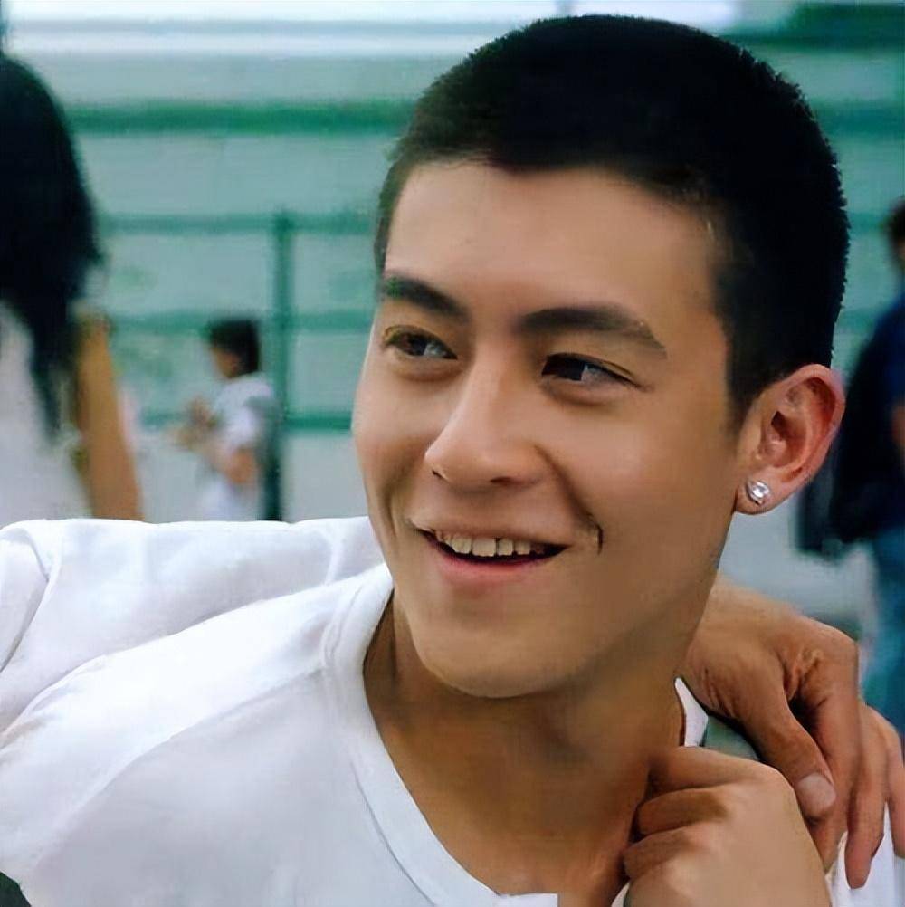 男神老了!8位昔日男神白发照,李亚鹏秃顶,梁朝伟老得最自然_万梓良_陈