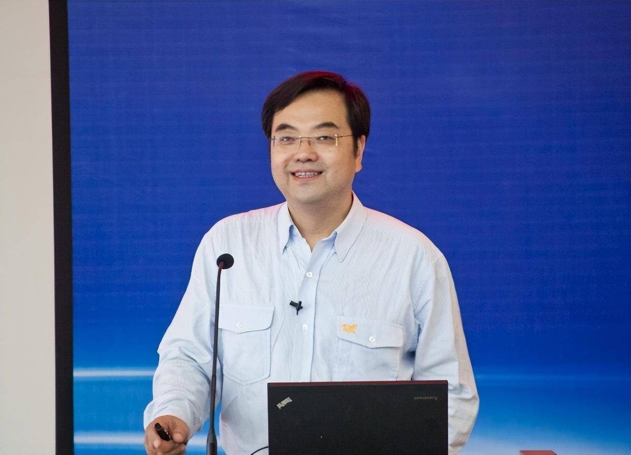 杨宏演讲培养航天领域后进人才作为一个集合大量极端技术的领域,载人